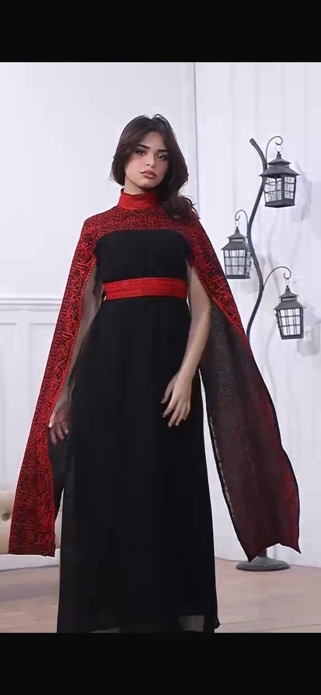 ثوب السنبلة Sonbula dress
Elegant black maxi dress with a stunning red embroidered high neck and dramatic cape sleeves. Designed with a matching red waist belt and a flowing silhouette, this gown is perfect for weddings, evening events, and special occasi