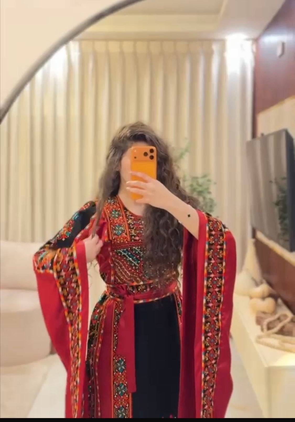 توب الياقوت الملكي Ruby Majesty
Elegant traditional dress featuring beautifully embroidered statement sleeves that create a graceful and luxurious silhouette. The intricate handcrafted details and flowing sleeve design add timeless sophistication, making