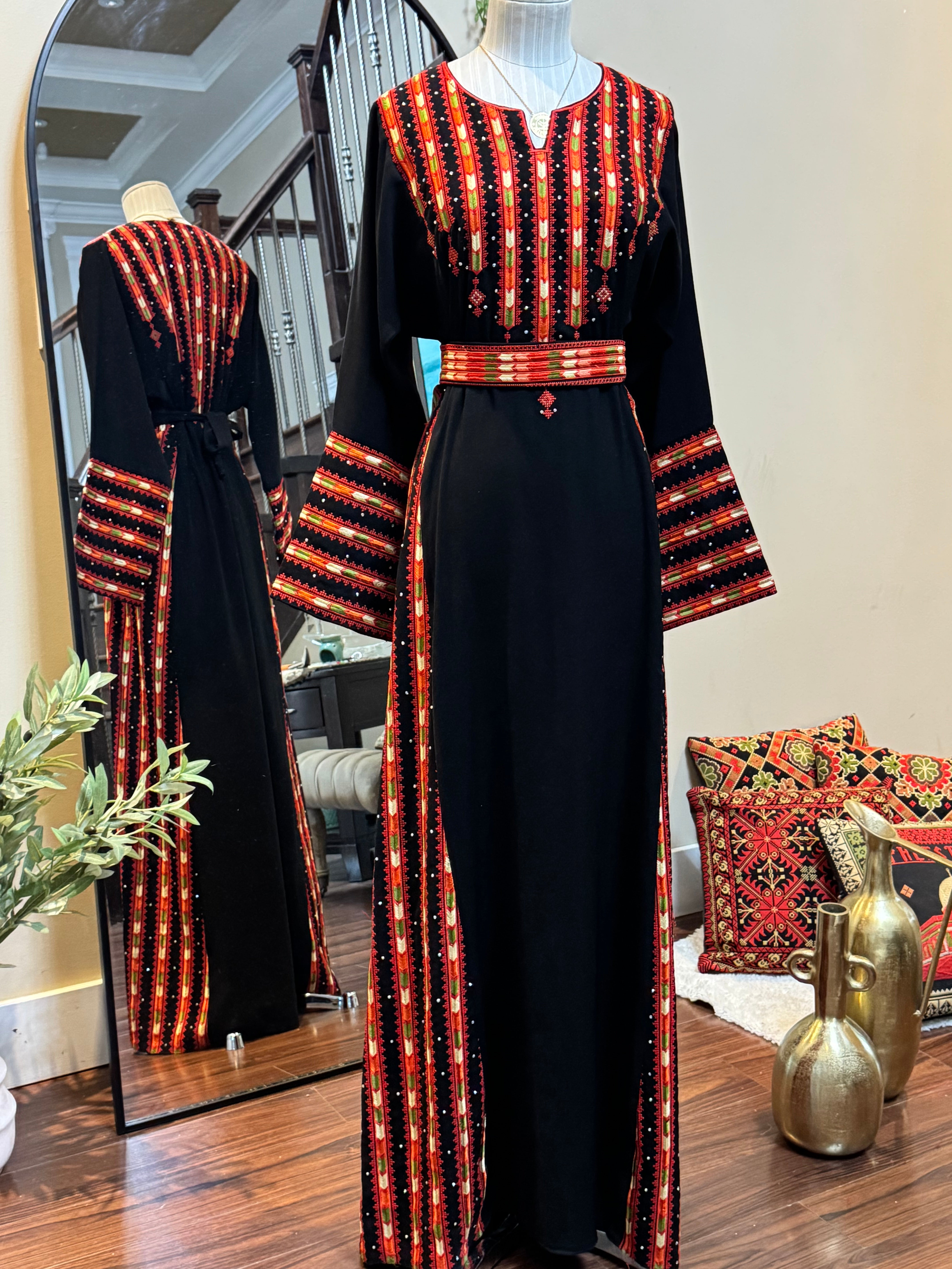 Manajel Thobe – Traditional Palestinian Elegance